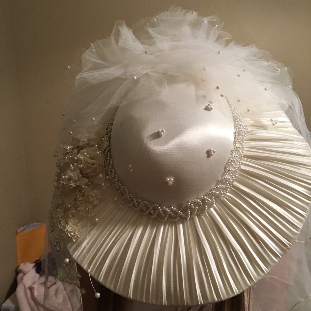 Bridal hat with two tier veil